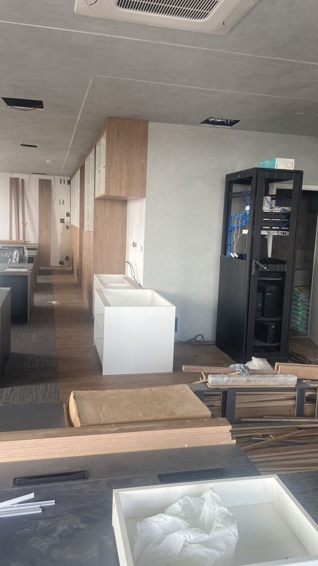 Escritório em obra com rack de rede instalado