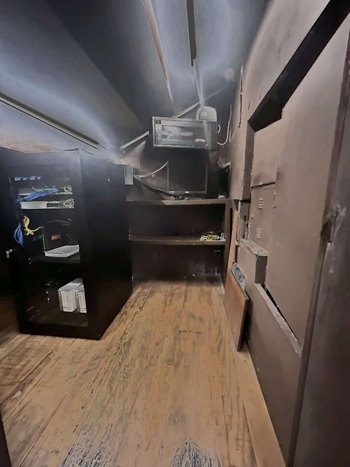 Depois: visão geral do ambiente com o rack instalado e a estante liberada