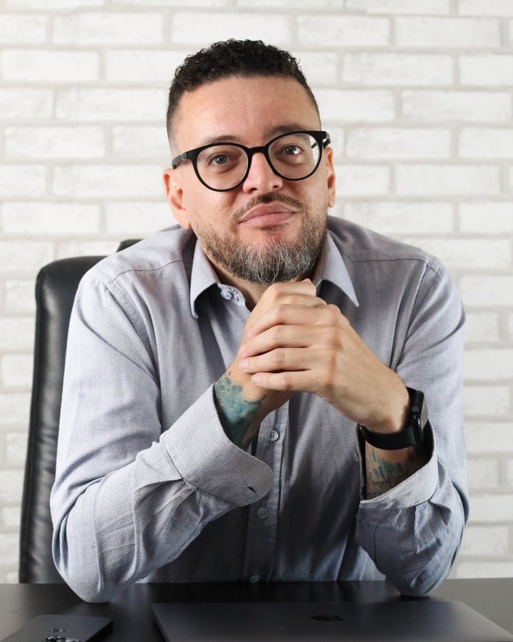 Clóvis Ferreira, fundador da Aliada IT, à mesa de trabalho