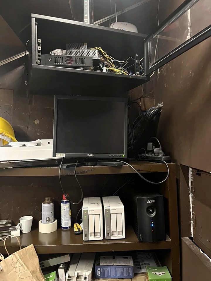 Antes: equipamentos de rede improvisados em prateleira e rack de parede, com cabos soltos
