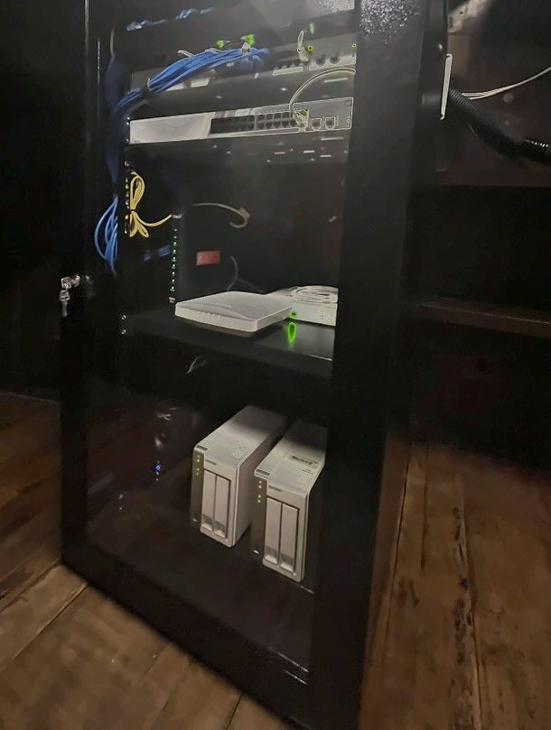 Depois: rack fechado e organizado, com switch, access point e NAS