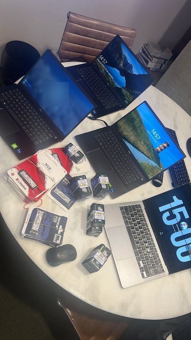 Notebooks e módulos de memória e SSD sobre a mesa