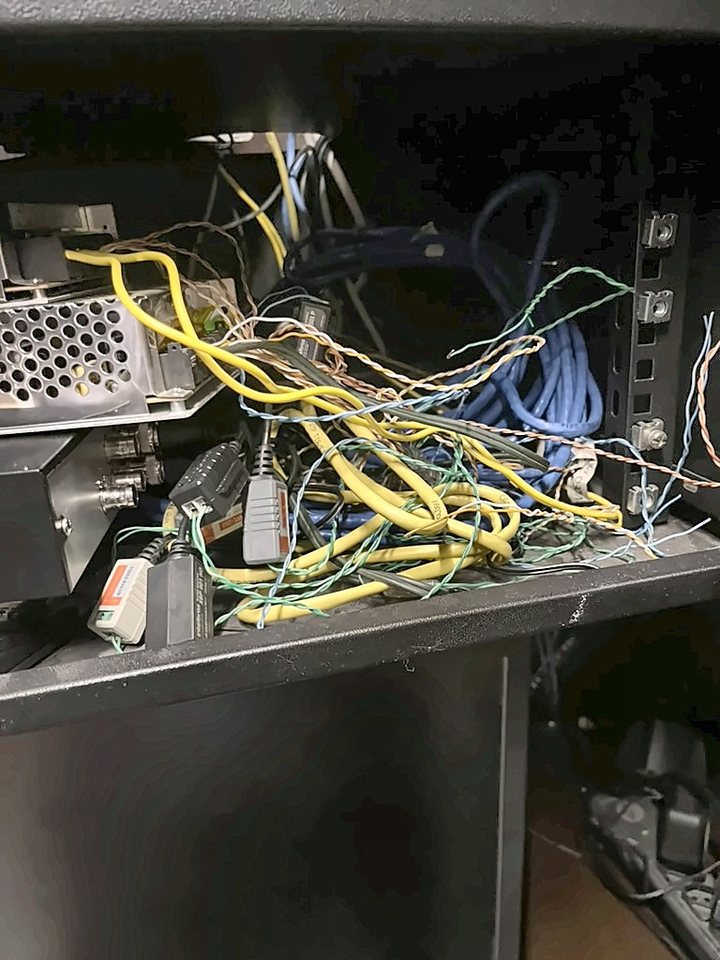 Antes: cabos soltos e emaranhados dentro do rack, sem identificação